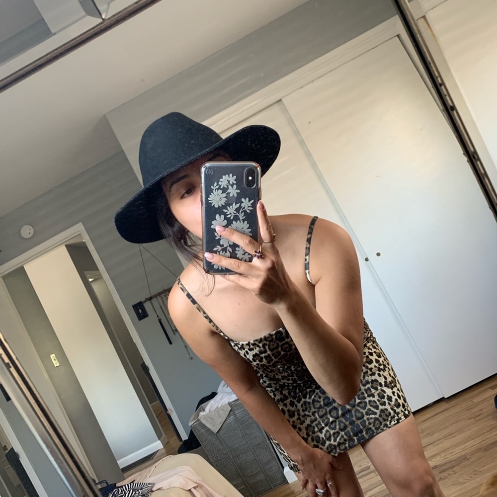 Tight bodycon leopard dress~ never been worn!